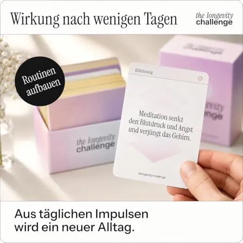 Hand hält eine Impulskarte vor der geöffneten Longevity-Challenge-Box