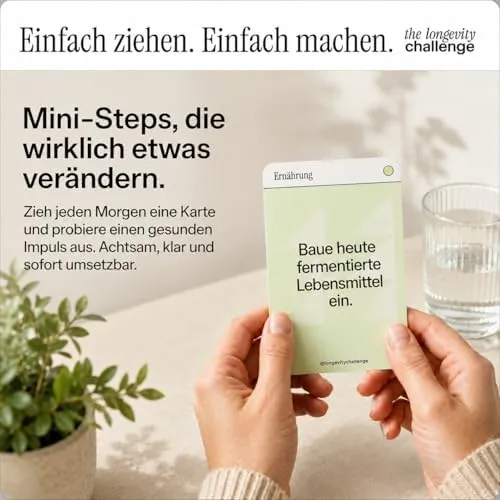 Zwei Hände halten eine Impulskarte der Longevity Challenge